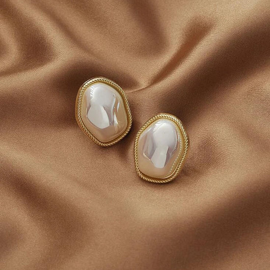 Irregular Pearl Stud Earrings – Retro Gold 2025