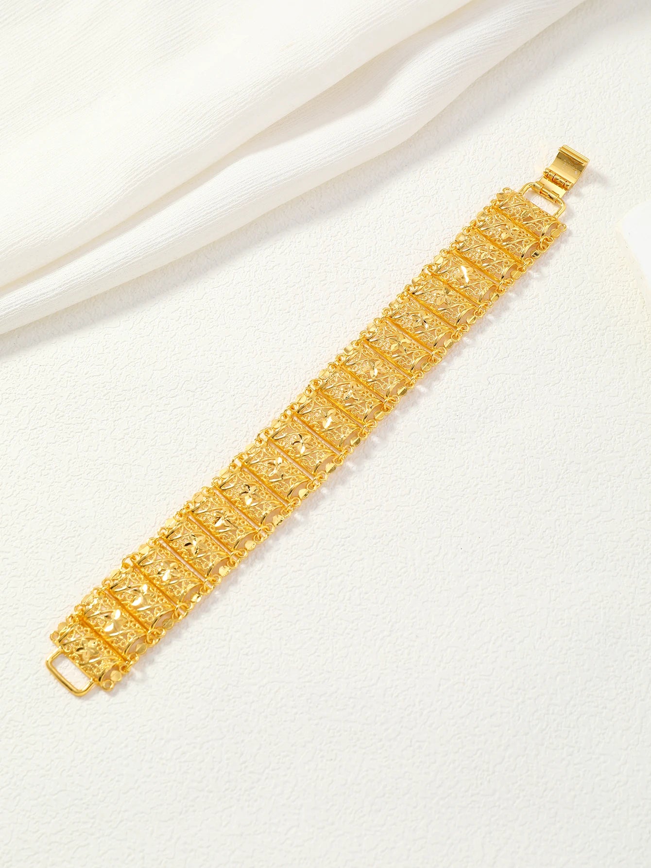 Saudi Hollow Chain Gold Bracelet