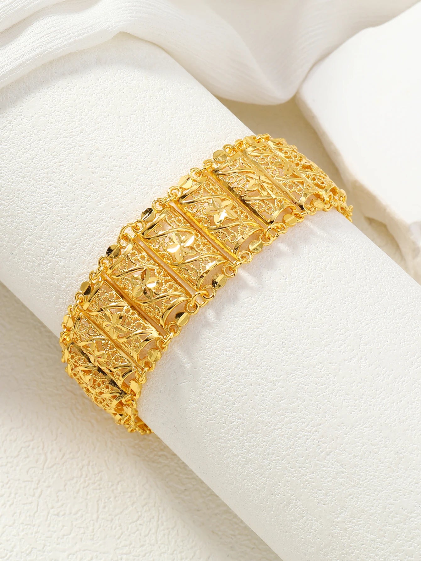 Saudi Hollow Chain Gold Bracelet