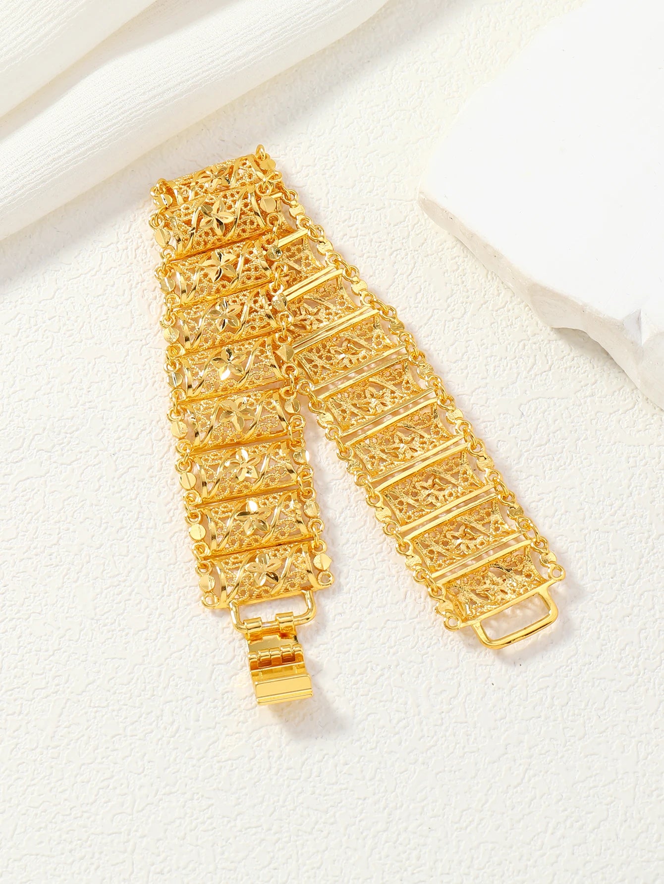 Saudi Hollow Chain Gold Bracelet